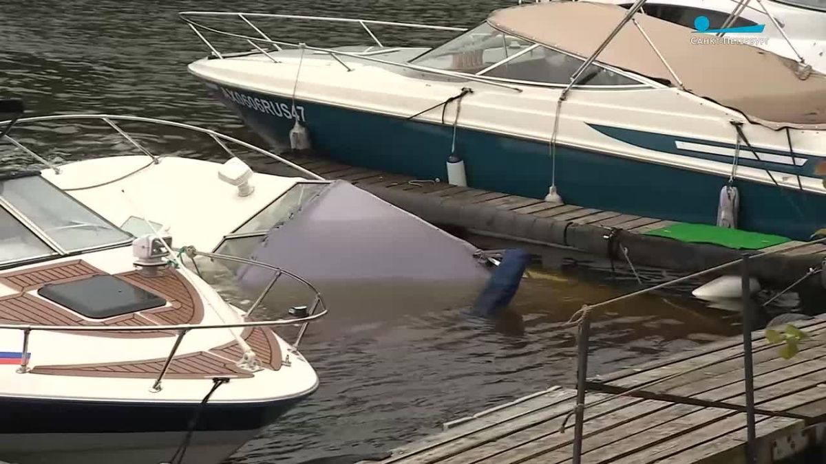 «Из МЧС приехали через пять минут» — владелец затонувшего в Ждановке катера рассказал подробности ЧП