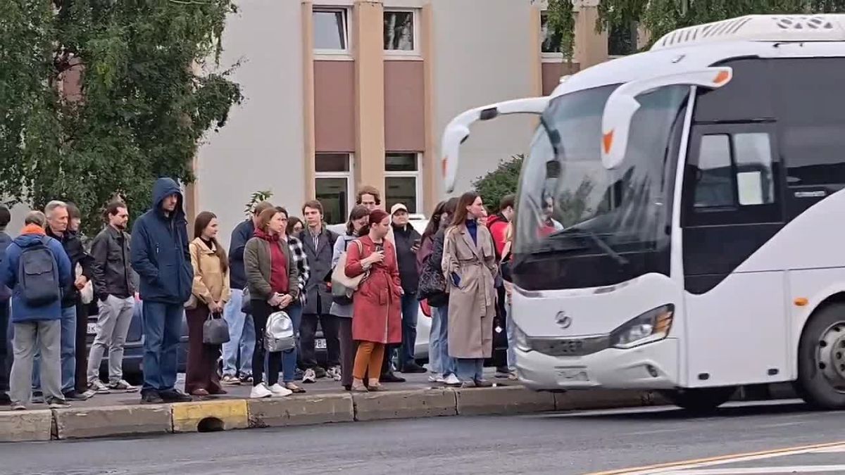 Споры о логистике и дежурные волонтеры: как Рыбацкое справляется с потоком пассажиров после переноса электричек