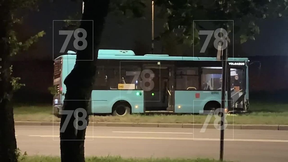 На проспекте Народного Ополчения иномарка протаранила автобус