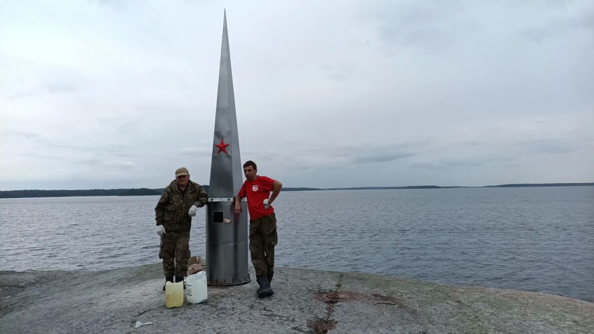 На острове Большой Игольчатый установили памятную стелу На острове Большой Игольчатый установили памятную стелу