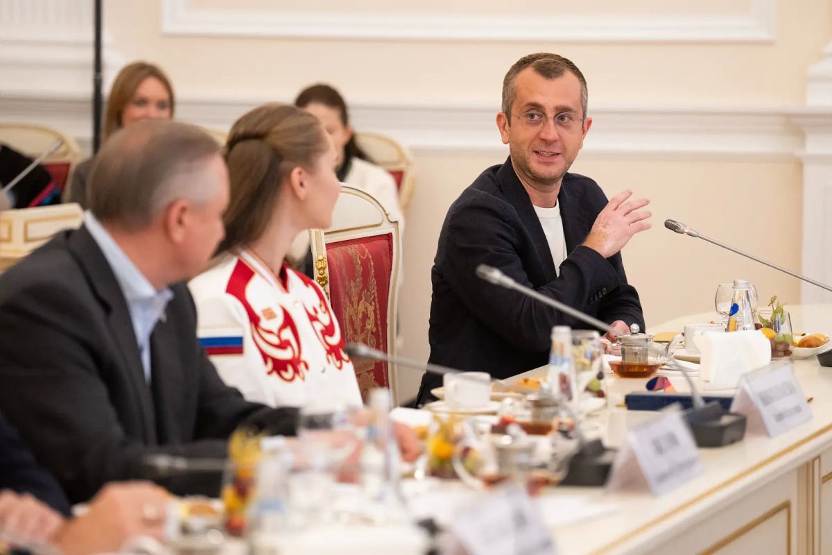 Александр Беглов и Александр Бельский поздравили чемпионок мира по художественной гимнастике Александр Беглов и Александр Бельский поздравили чемпионок мира по художественной гимнастике