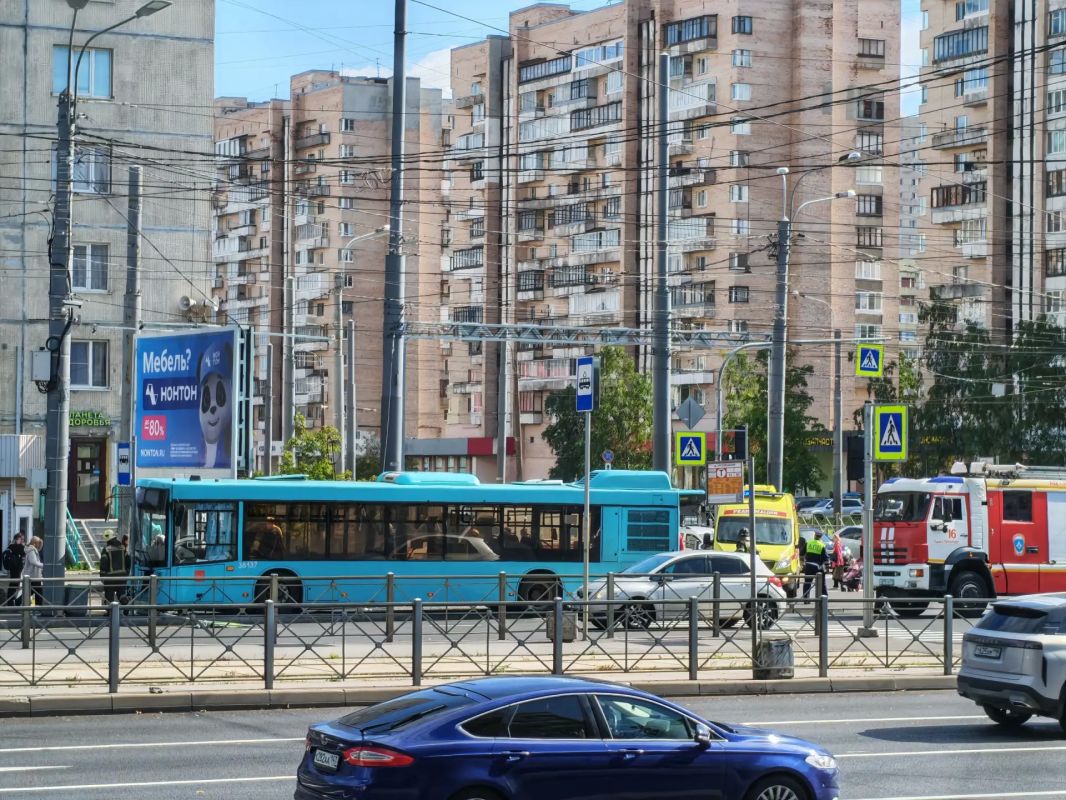 Автобус сбил людей на Светлановском проспекте из-за того, что 58-летний водитель уснул за рулем Автобус сбил людей на Светлановском проспекте из-за того, что 58-летний водитель уснул за рулем