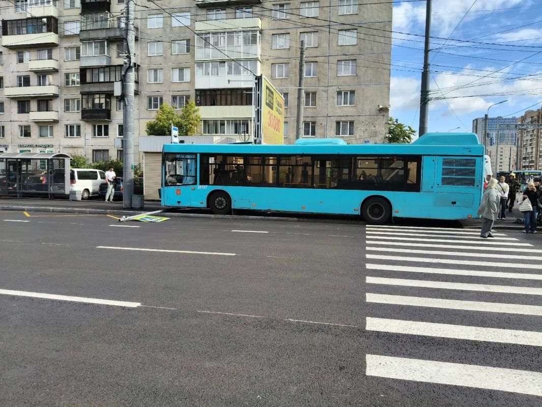 Автобус сбил людей на Светлановском проспекте из-за того, что 58-летний водитель уснул за рулем Автобус сбил людей на Светлановском проспекте из-за того, что 58-летний водитель уснул за рулем