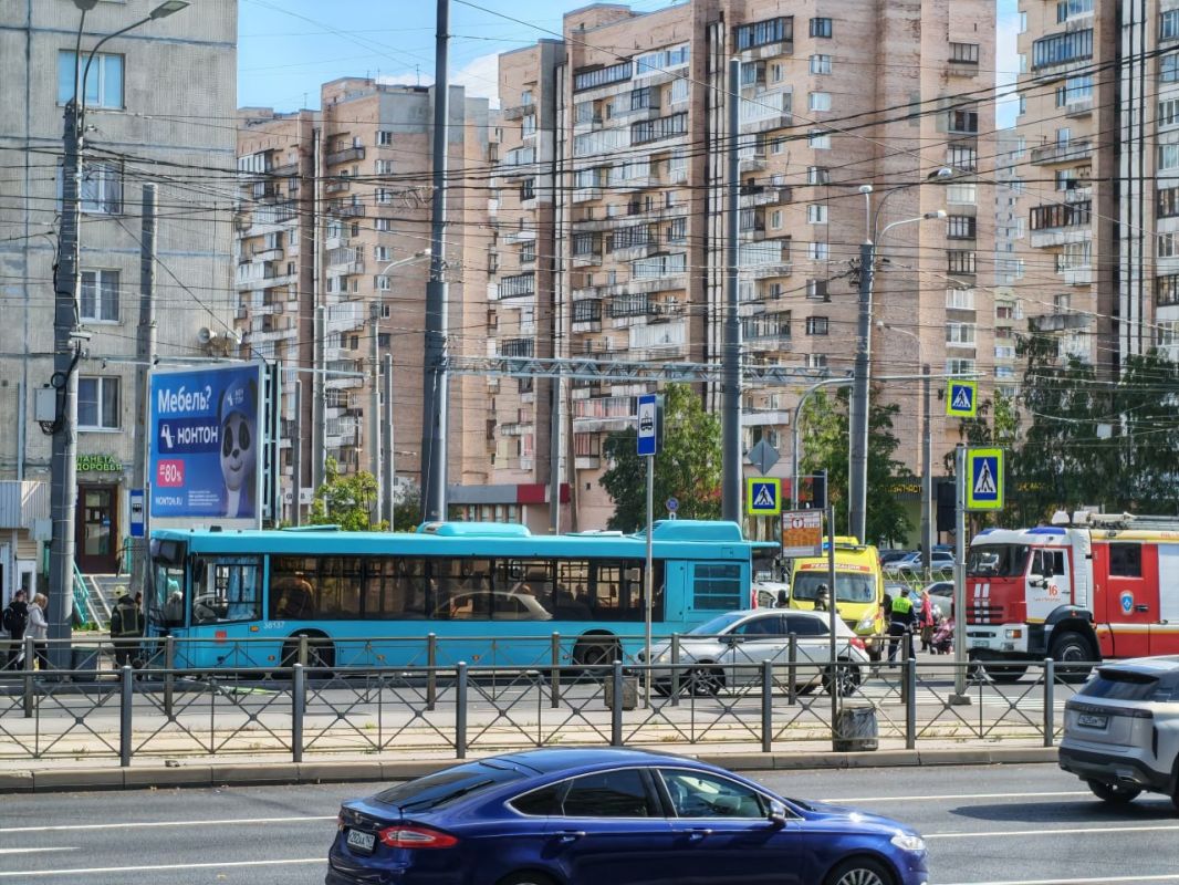 Автобус сбил людей на Светлановском проспекте из-за того, что 58-летний водитель уснул за рулем Автобус сбил людей на Светлановском проспекте из-за того, что 58-летний водитель уснул за рулем