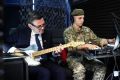 Новый британский премьер Бернэм во время визита в Киев сыграл на гитаре