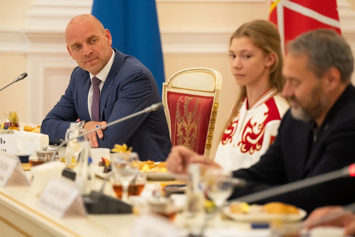 Александр Беглов и Александр Бельский поздравили чемпионок мира по художественной гимнастике Александр Беглов и Александр Бельский поздравили чемпионок мира по художественной гимнастике