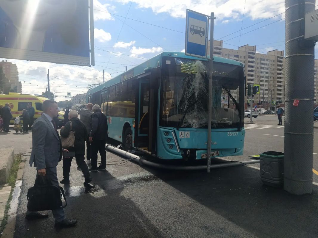 Автобус сбил людей на Светлановском проспекте из-за того, что 58-летний водитель уснул за рулем Автобус сбил людей на Светлановском проспекте из-за того, что 58-летний водитель уснул за рулем