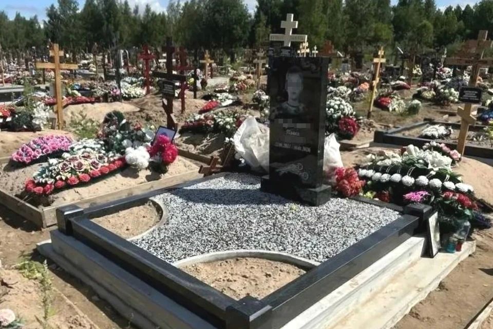 «Мы никогда тебя не забудем»: На могиле 9-летнего Паши из Петербурга, которого убил педофил, установили памятник