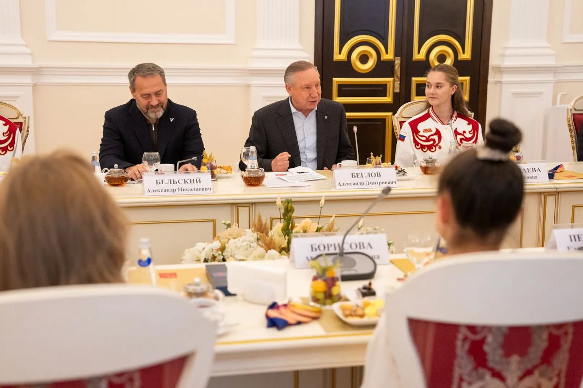 Александр Беглов и Александр Бельский поздравили чемпионок мира по художественной гимнастике Александр Беглов и Александр Бельский поздравили чемпионок мира по художественной гимнастике