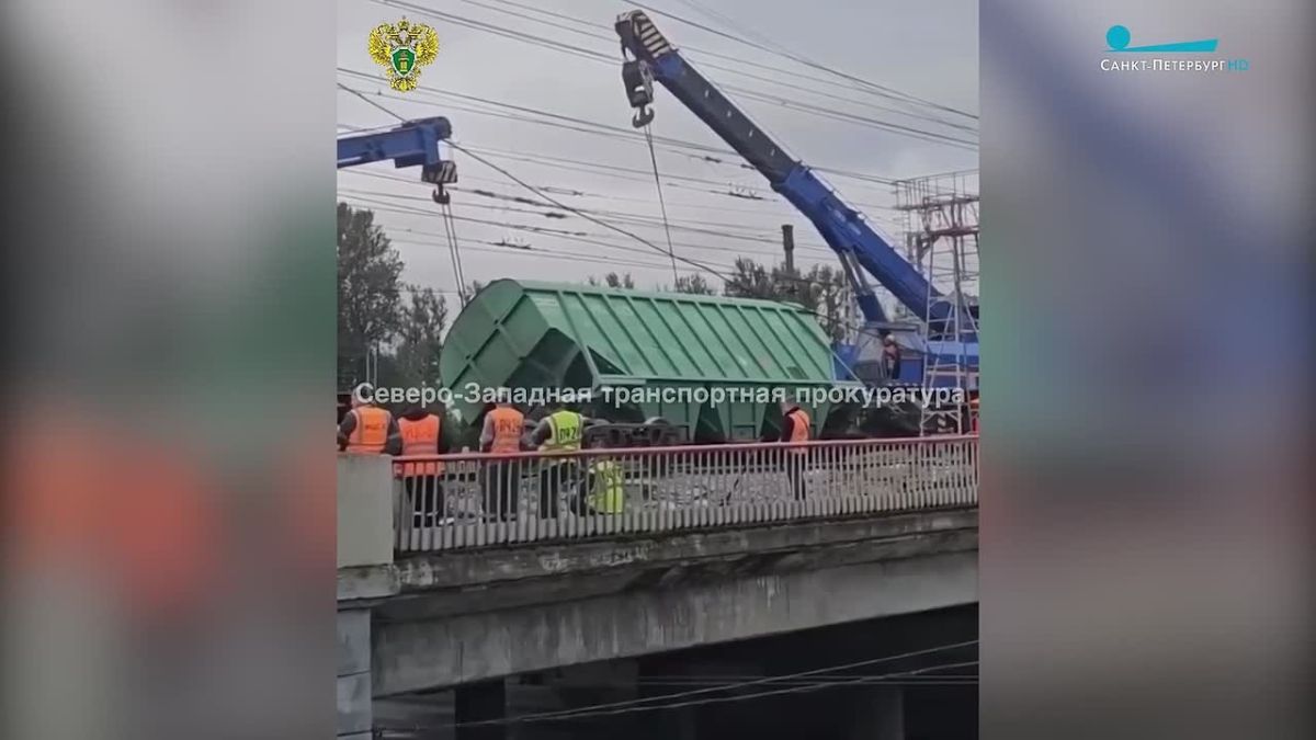 На станции Волковская в Петербурге сошли с рельсов два грузовых вагона