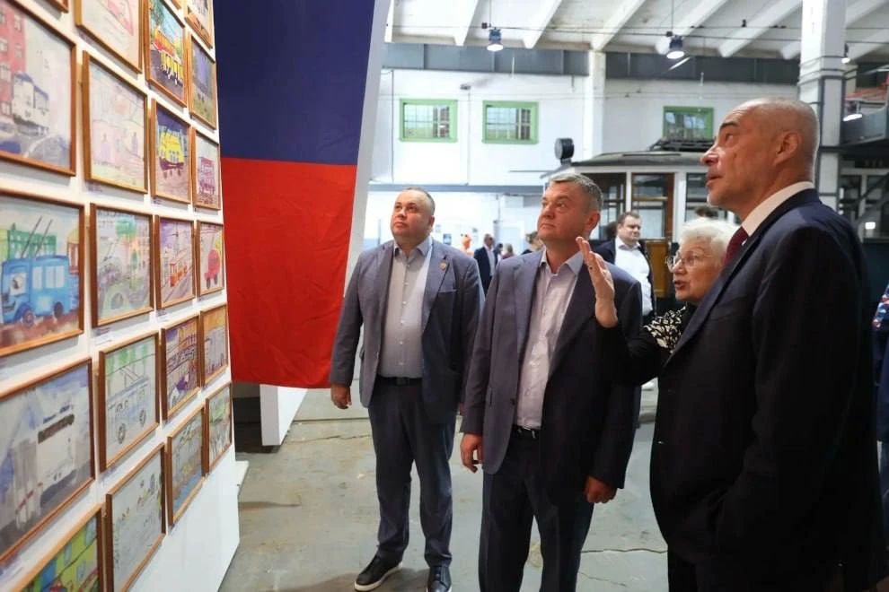 На троллейбусах в Петербурге появились рисунки юных художников На троллейбусах в Петербурге появились рисунки юных художников