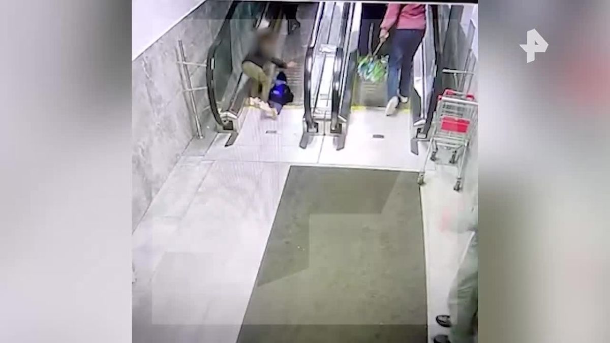 Руку ребёнка зажевало в эскалаторе в ТРЦ в Санкт-Петербурге