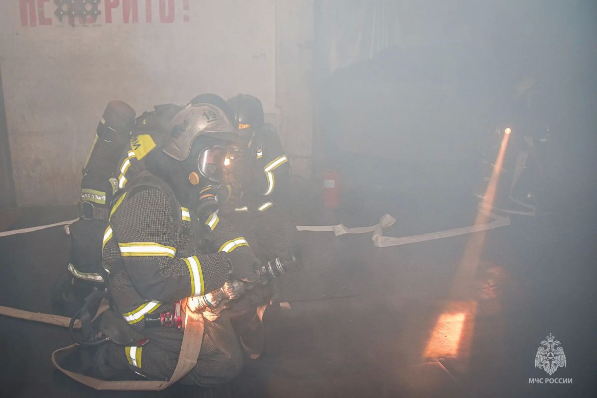 Во Дворце искусств Ленинградской области, он же ДК Горького, прошли пожарно-тактические учения Во Дворце искусств Ленинградской области, он же ДК Горького, прошли пожарно-тактические учения