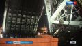 Дворцовый мост ночью раскрыл пролеты в честь Дня российского кино