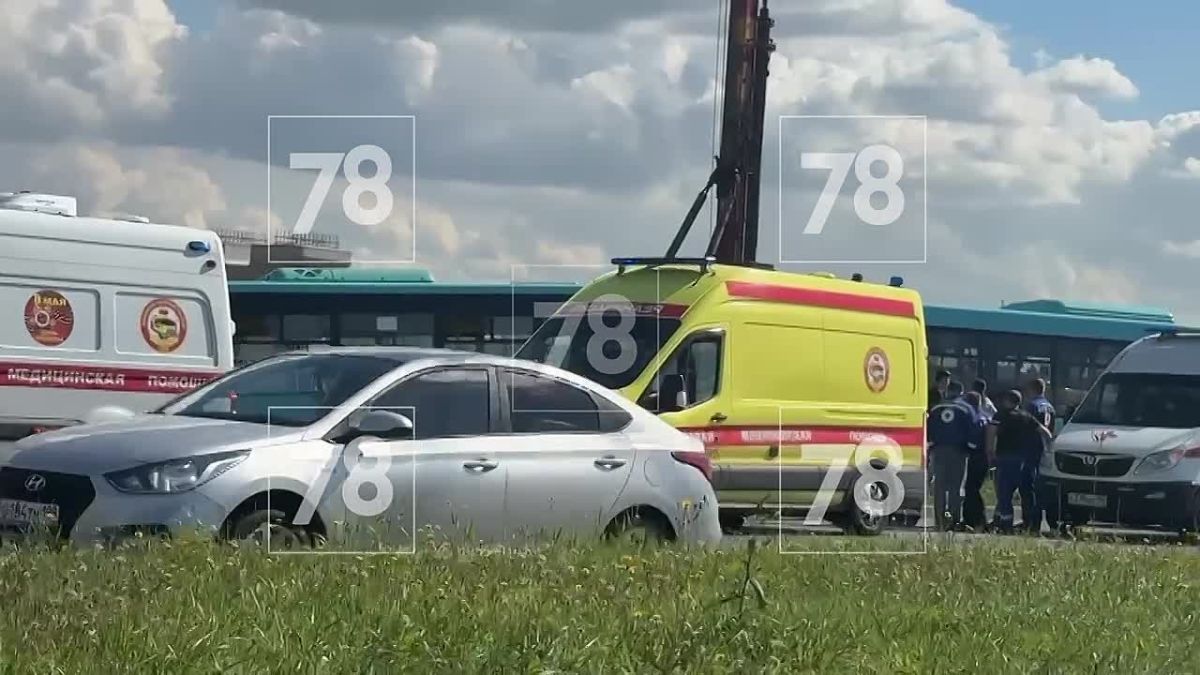 Два автобуса столкнулись и вылетели с дороги на Софийской улице
