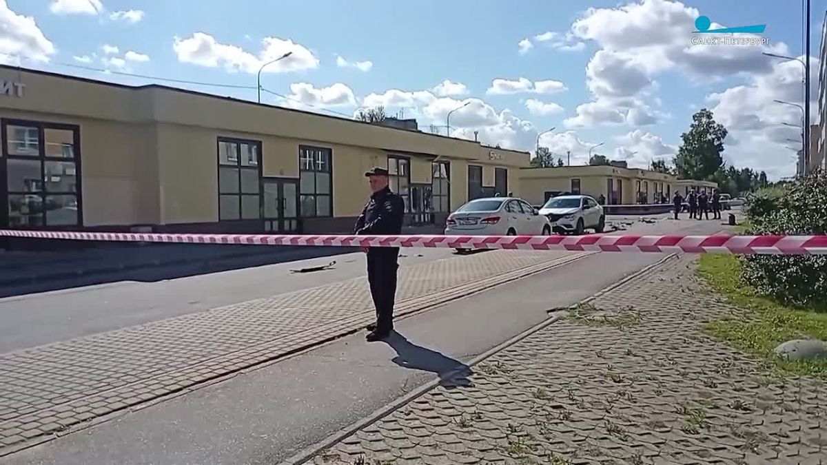 Следователи, криминалисты, оперативные службы работают сейчас на месте возгорания автомобиля в Пушкинском районе