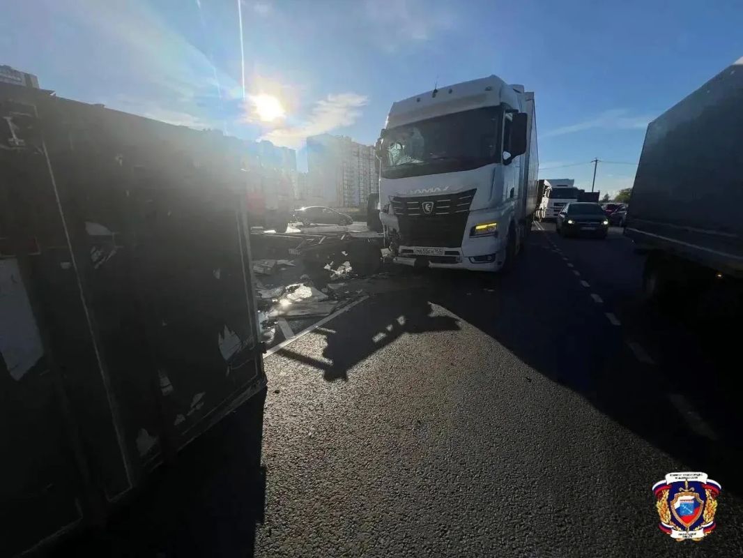 Топливо разлилось на дороге после ДТП с двумя грузовиками в Новогорелово Топливо разлилось на дороге после ДТП с двумя грузовиками в Новогорелово