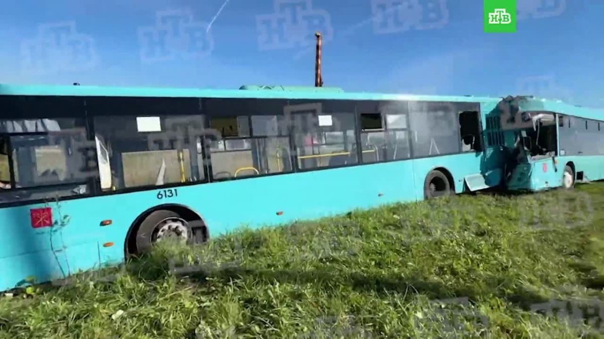 326-й автобус, спровоцировавший аварию на Софийской улице, получил сильные повреждения
