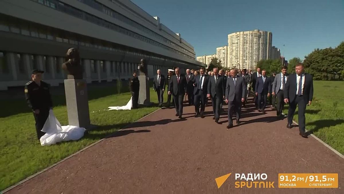 Аллею славы русской науки открыли в Петербурге