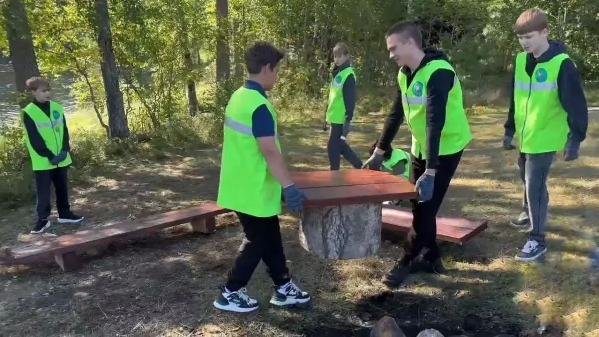Школьники обустроили зону отдыха у озера Налимовка Школьники обустроили зону отдыха у озера Налимовка