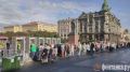 Желающие поклониться святыне с греческого острова Корфу стоят в очереди внутри и снаружи Казанского собора