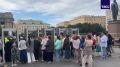 Очередь из верующих, пришедших поклониться мощам святителя Спиридона Тримифунтского, выстроилась вокруг Казанского кафедрального собора в Петербурге, передает корреспондент ТАСС.