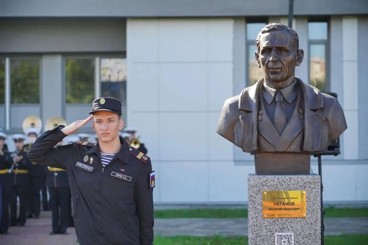 В СПбГМТУ открыли Аллею славы русской науки