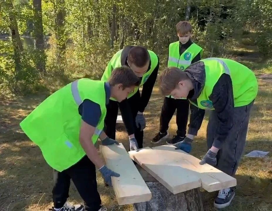 Школьники обустроили зону отдыха у озера Налимовка Школьники обустроили зону отдыха у озера Налимовка