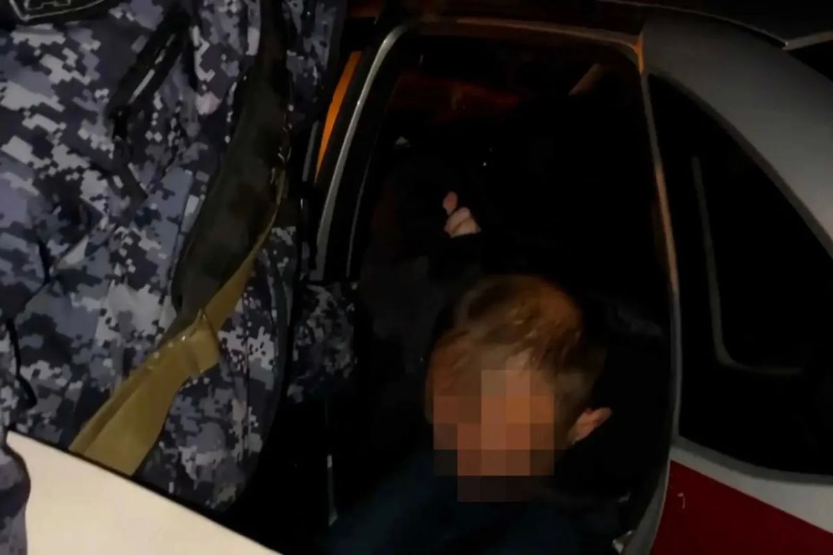 Петербуржец протаранил припаркованные машины и едва не подрался с росгвардейцами Петербуржец протаранил припаркованные машины и едва не подрался с росгвардейцами