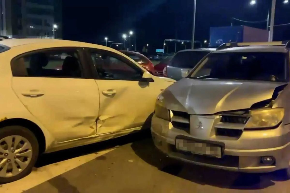 Пьяный водитель иномарки помял припаркованные авто в Красногвардейском районе Пьяный водитель иномарки помял припаркованные авто в Красногвардейском районе