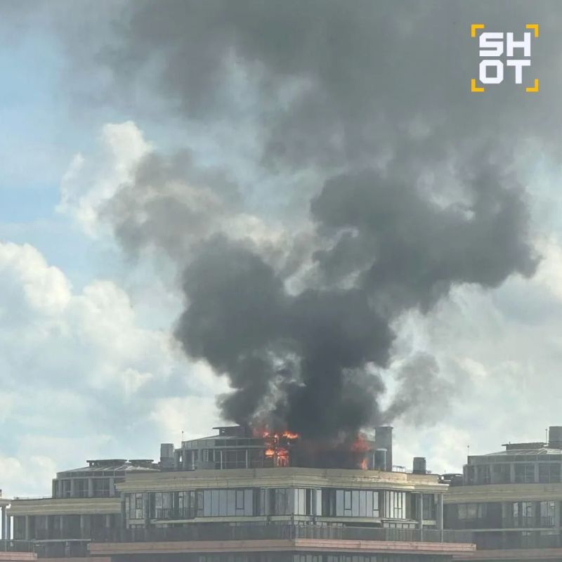 Пентхаус полыхает в элитном ЖК «Империал» в Питере — огонь охватил мансарду на верхнем этаже Пентхаус полыхает в элитном ЖК «Империал» в Питере — огонь охватил мансарду на верхнем этаже