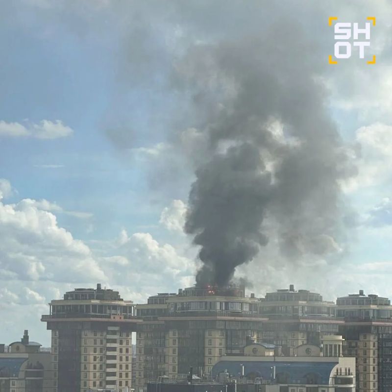 Пентхаус полыхает в элитном ЖК «Империал» в Питере — огонь охватил мансарду на верхнем этаже Пентхаус полыхает в элитном ЖК «Империал» в Питере — огонь охватил мансарду на верхнем этаже