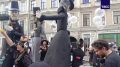 Гигантские куклы Пушкина, Гоголя и Достоевского вышли на спектакль-променад "Великанцы" в Петербурге