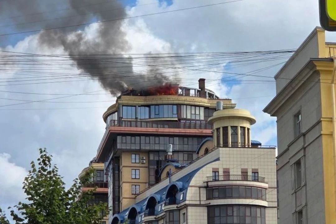 Из пентхауса валит черный дым: В Петербурге горит элитный дом с квартирами за 90 млн возле Московского проспекта