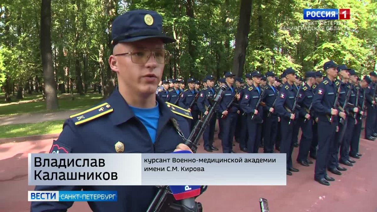 Почти 700 первокурсников Военно-медицинской академии приняли присягу