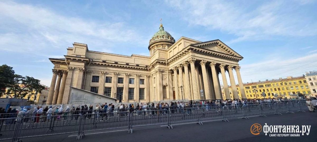 У Казанского собора выросла очередь из верующих У Казанского собора выросла очередь из верующих
