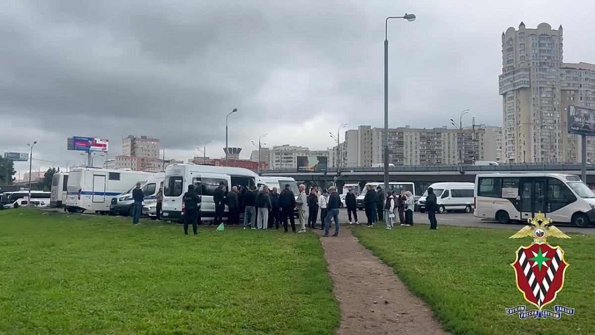 «Сколько их таких, бесконтрольно шатающихся по нашей стране и непонятно чем занимающихся? Ужасает?»