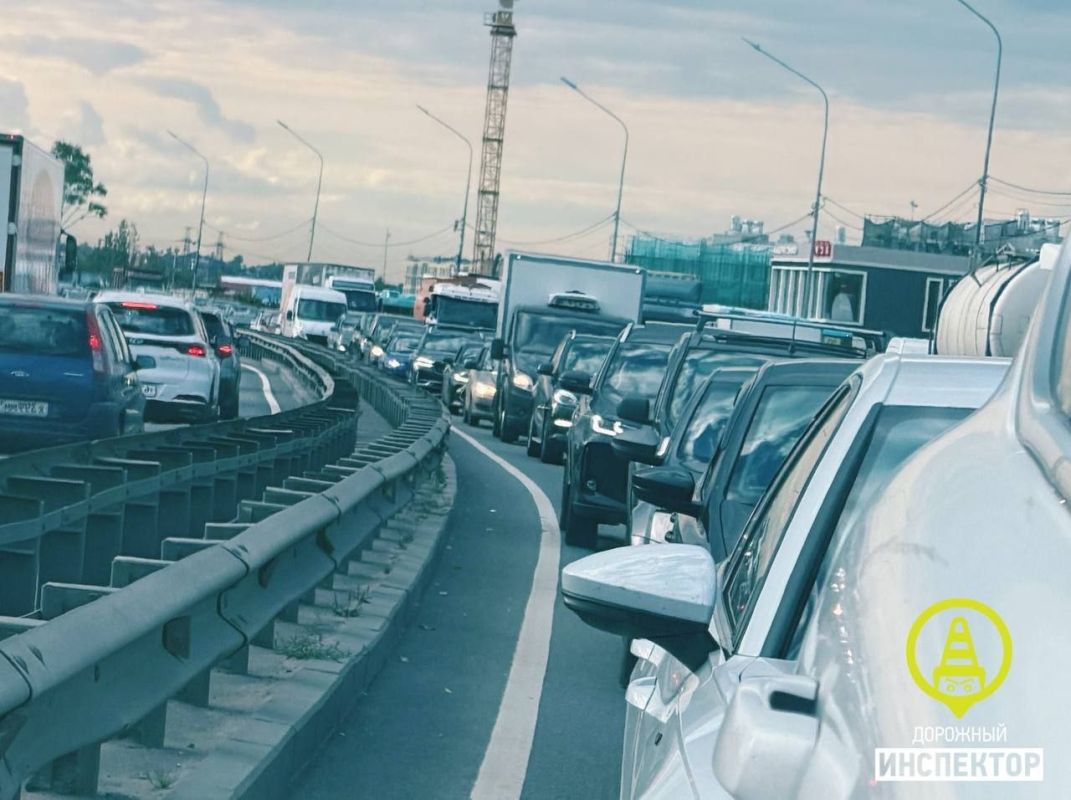 На Пулковском шоссе теперь пробки и со стороны города На Пулковском шоссе теперь пробки и со стороны города