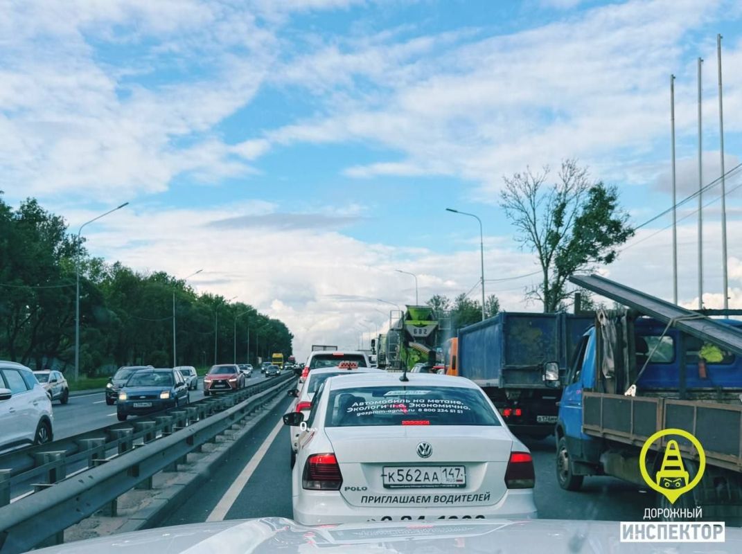 На Пулковском шоссе теперь пробки и со стороны города На Пулковском шоссе теперь пробки и со стороны города