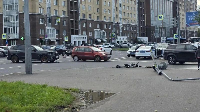 Автомобиль сбил женщину на севере Петербурга
