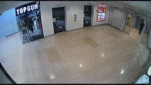 В «Европолисе» на Полюстровском проспекте посетителям неожиданно пришлось эвакуироваться — и всему виной оказался лысый мужчина с тягой к большим красным кнопкам