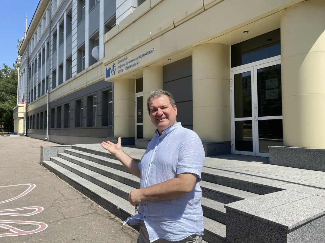Владимир Корнилов: Сегодня отмечается ровно 90 лет моей родной школе №2. Города Донецка, разумеется! Во всяком случае, сама школа ведет официальный отсчет от 1936 года, когда она была построена в центре Сталино Владимир Корнилов: Сегодня отмечается ровно 90 лет моей родной школе №2. Города Донецка, разумеется! Во всяком случае, сама школа ведет официальный отсчет от 1936 года, когда она была построена в центре Сталино