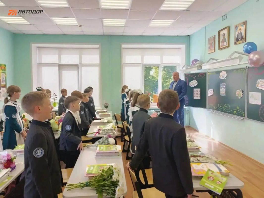 В День знаний сотрудники Автодора совместно с подразделениями Госавтоинспекции провели открытые уроки дорожной безопасности для школьников