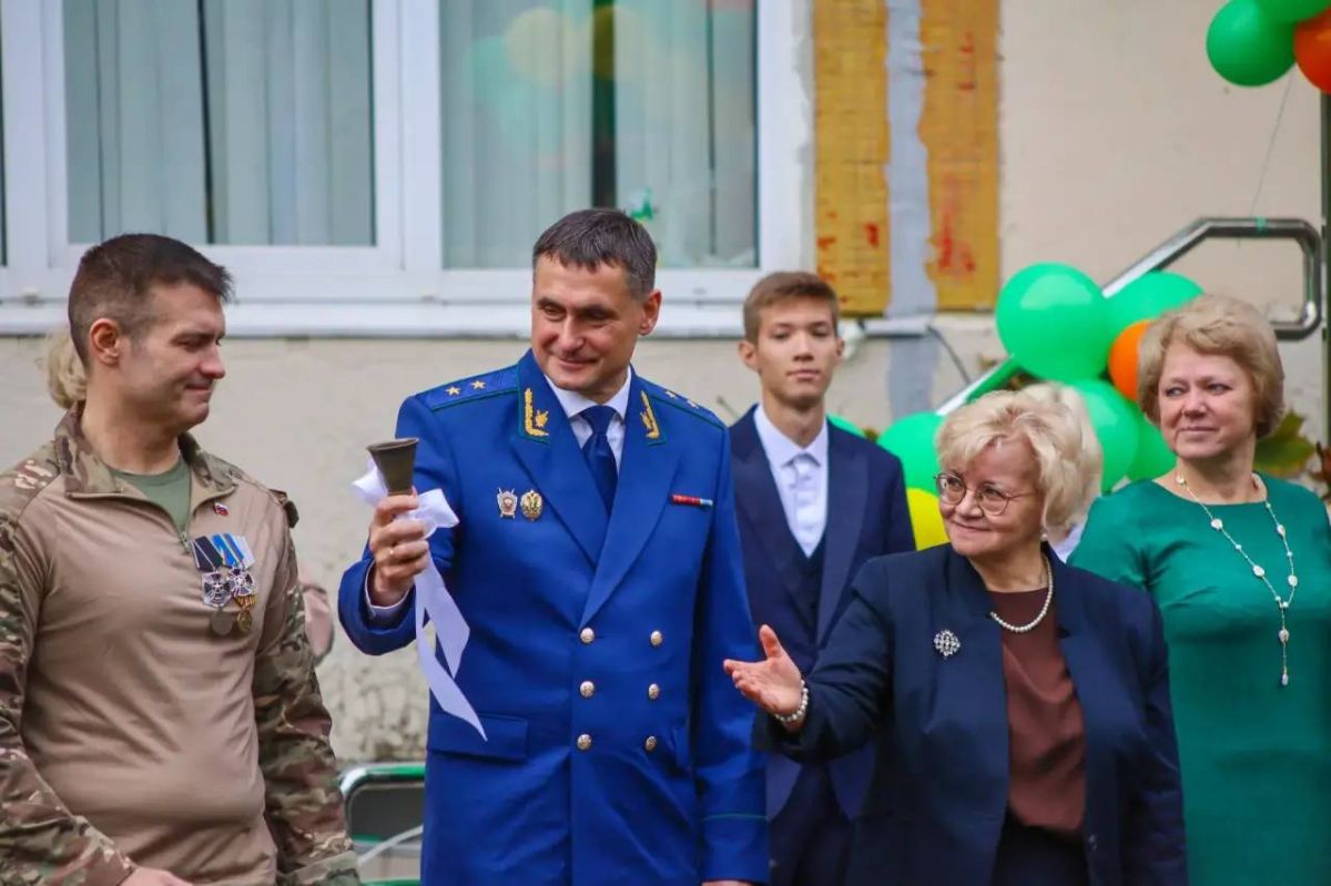 Прокурор г. Санкт-Петербурга Андрей Гуришев и работники органов прокуратуры города поздравили школьников, студентов, учителей и преподавателей с Днем знаний
