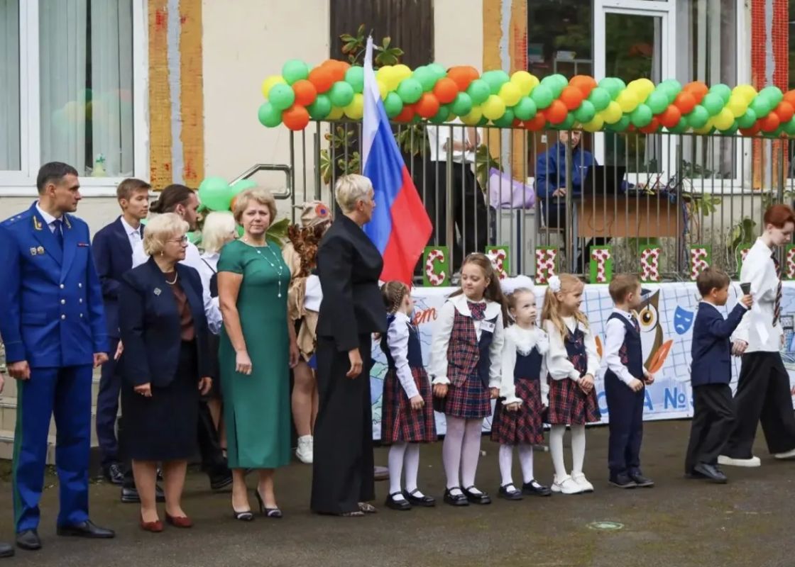 Прокурор г. Санкт-Петербурга Андрей Гуришев и работники органов прокуратуры города поздравили школьников, студентов, учителей и преподавателей с Днем знаний Прокурор г. Санкт-Петербурга Андрей Гуришев и работники органов прокуратуры города поздравили школьников, студентов, учителей и преподавателей с Днем знаний