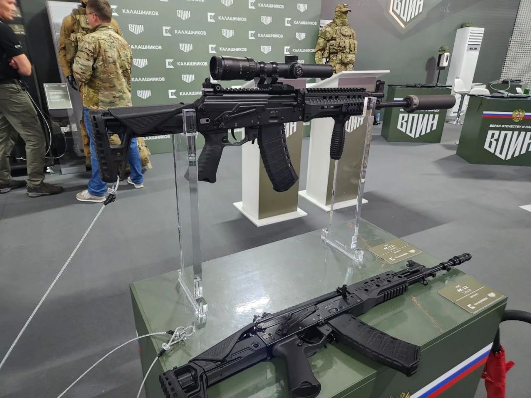 Два майора: «Калашников» представил макет нового 5,45-мм автоматного комплекса повышенной кучности АК-12+ на Восточном экономическом форуме (ВЭФ), передает корреспондент РБК Два майора: «Калашников» представил макет нового 5,45-мм автоматного комплекса повышенной кучности АК-12+ на Восточном экономическом форуме (ВЭФ), передает корреспондент РБК