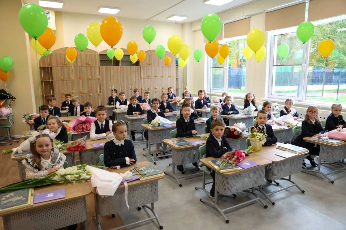 Поздравляю всех, для кого сегодня начался учебный год, с Днем знаний Поздравляю всех, для кого сегодня начался учебный год, с Днем знаний