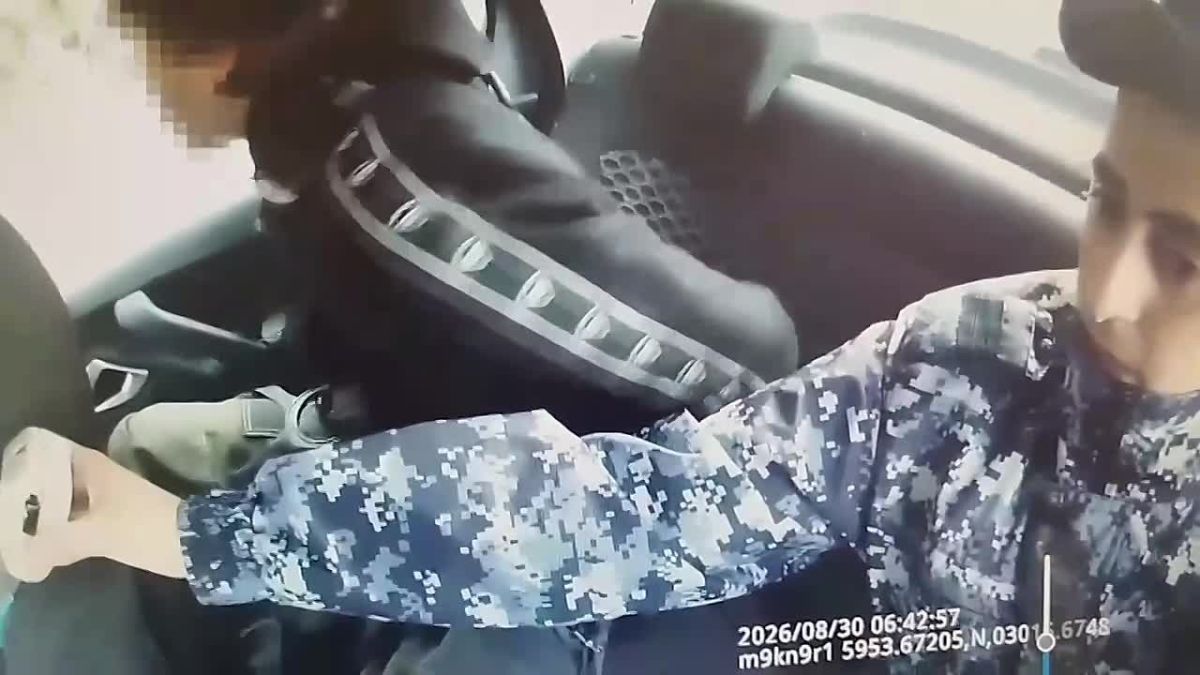 В Санкт-Петербурге запутавшемуся в тросах руферу-граффитисту помогли спуститься росгвардейцы