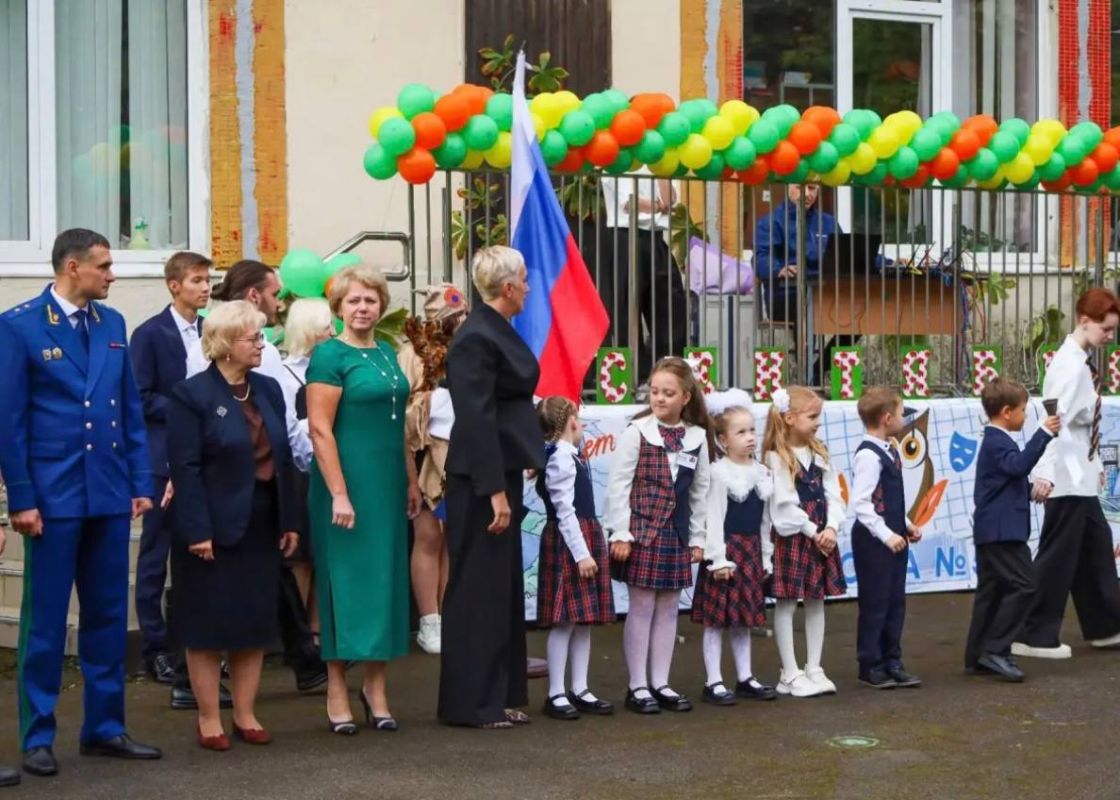 Прокурор г. Санкт-Петербурга Андрей Гуришев и работники органов прокуратуры города поздравили школьников, студентов, учителей и преподавателей с Днем знаний Прокурор г. Санкт-Петербурга Андрей Гуришев и работники органов прокуратуры города поздравили школьников, студентов, учителей и преподавателей с Днем знаний