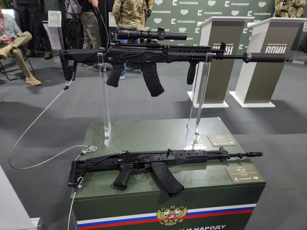 Два майора: «Калашников» представил макет нового 5,45-мм автоматного комплекса повышенной кучности АК-12+ на Восточном экономическом форуме (ВЭФ), передает корреспондент РБК Два майора: «Калашников» представил макет нового 5,45-мм автоматного комплекса повышенной кучности АК-12+ на Восточном экономическом форуме (ВЭФ), передает корреспондент РБК